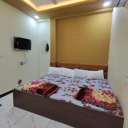 Hotel Chhavi Ujjain Exteriör bild